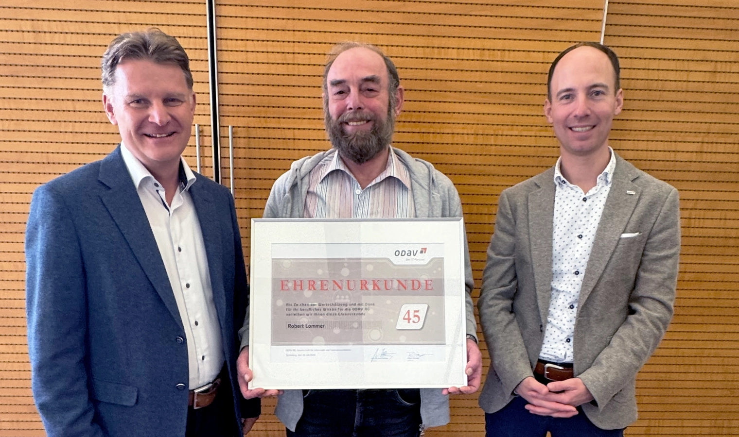 Robert Lommer mit Ehrenurkunde, mit den Vorständen Armin Höllinger und Robert Schwaiger