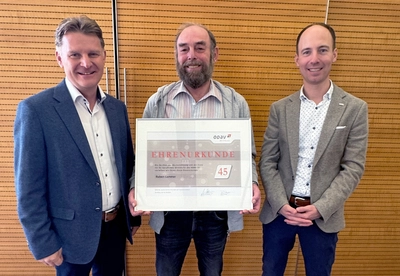 Robert Lommer mit Ehrenurkunde, mit den Vorständen Armin Höllinger und Robert Schwaiger